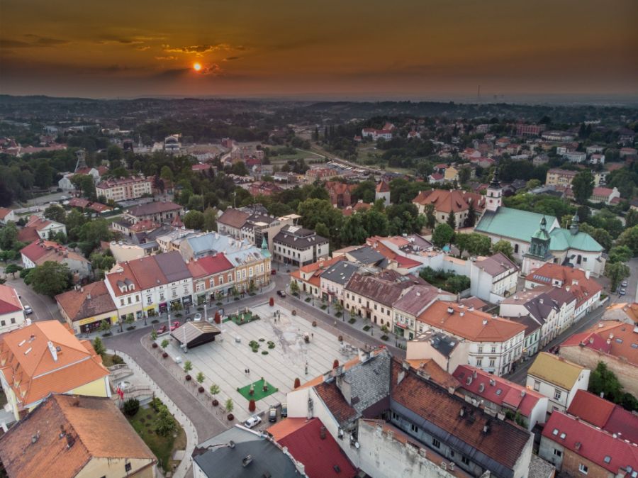 noc panorama miasta Wieliczka, rynek górny w Wieliczce, starostwo powiatowe, wielickie centrum kultury