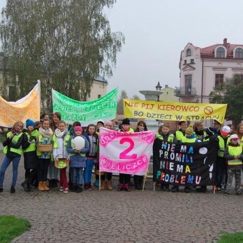 Uczniowie SP nr 2 w Wieliczce wzięli udział w akcji promującej bezpieczeństwo – Odblaskowa Szkoła oraz No Promil – No Problem