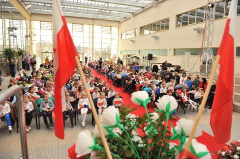 Śpiewanie patriotyczne przedszkolaków