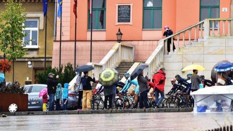 tour-de-polonia-wieliczka-brzegi-campus-misericordiae-czeslaw-lang-burmistrz-artur-koziol-etap-klasyk-kolarski-marczy-ski-11.jpg