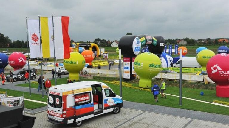 tour-de-polonia-wieliczka-brzegi-campus-misericordiae-czeslaw-lang-burmistrz-artur-koziol-etap-klasyk-kolarski-marczy-ski-12.jpg