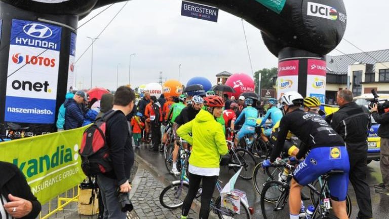 tour-de-polonia-wieliczka-brzegi-campus-misericordiae-czeslaw-lang-burmistrz-artur-koziol-etap-klasyk-kolarski-marczy-ski-19.jpg