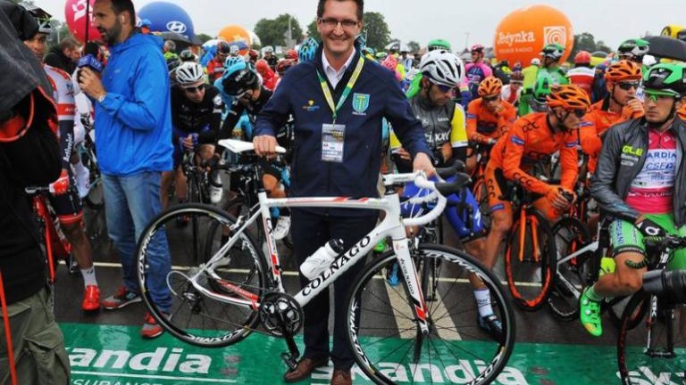 tour-de-polonia-wieliczka-brzegi-campus-misericordiae-czeslaw-lang-burmistrz-artur-koziol-etap-klasyk-kolarski-marczy-ski-25.jpg