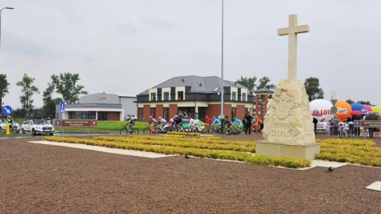tour-de-polonia-wieliczka-brzegi-campus-misericordiae-czeslaw-lang-burmistrz-artur-koziol-etap-klasyk-kolarski-marczy-ski-28.jpg