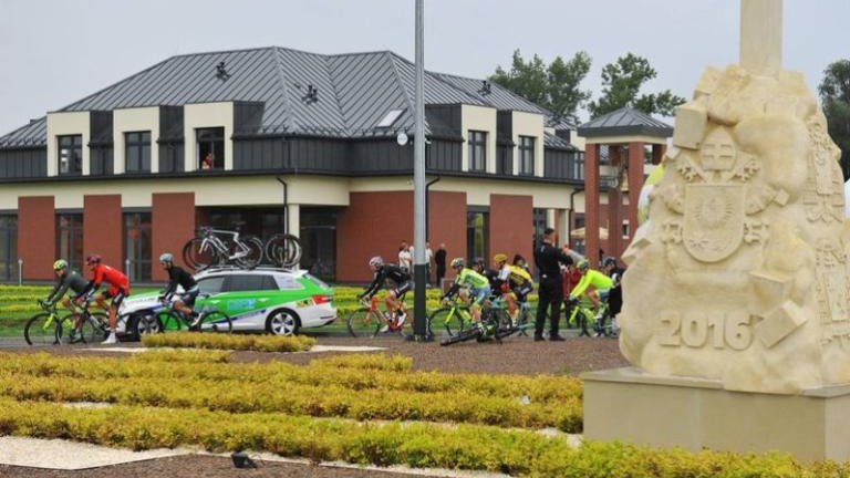 tour-de-polonia-wieliczka-brzegi-campus-misericordiae-czeslaw-lang-burmistrz-artur-koziol-etap-klasyk-kolarski-marczy-ski-29.jpg