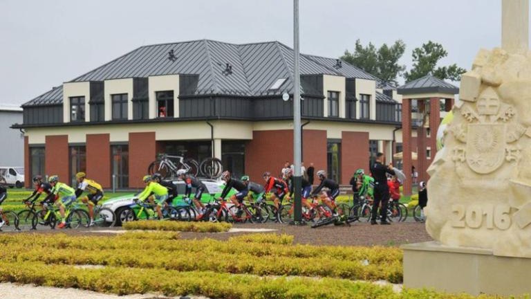 tour-de-polonia-wieliczka-brzegi-campus-misericordiae-czeslaw-lang-burmistrz-artur-koziol-etap-klasyk-kolarski-marczy-ski-30.jpg