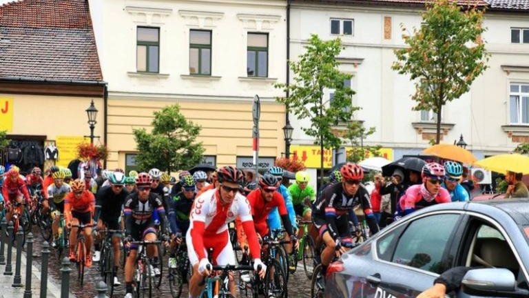tour-de-polonia-wieliczka-brzegi-campus-misericordiae-czeslaw-lang-burmistrz-artur-koziol-etap-klasyk-kolarski-marczy-ski-37.jpg
