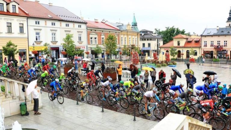 tour-de-polonia-wieliczka-brzegi-campus-misericordiae-czeslaw-lang-burmistrz-artur-koziol-etap-klasyk-kolarski-marczy-ski-40.jpg