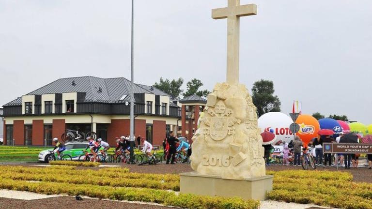 tour-de-polonia-wieliczka-brzegi-campus-misericordiae-czeslaw-lang-burmistrz-artur-koziol-etap-klasyk-kolarski-marczy-ski-45.jpg
