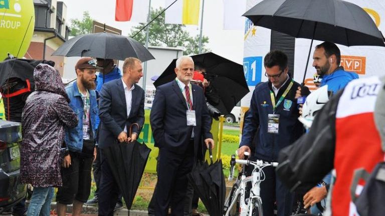 tour-de-polonia-wieliczka-brzegi-campus-misericordiae-czeslaw-lang-burmistrz-artur-koziol-etap-klasyk-kolarski-marczy-ski-59.jpg