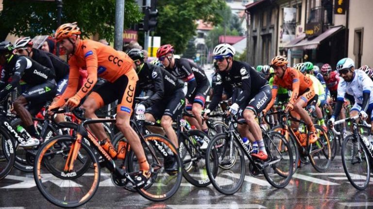 tour-de-polonia-wieliczka-brzegi-campus-misericordiae-czeslaw-lang-burmistrz-artur-koziol-etap-klasyk-kolarski-marczy-ski-8.jpg