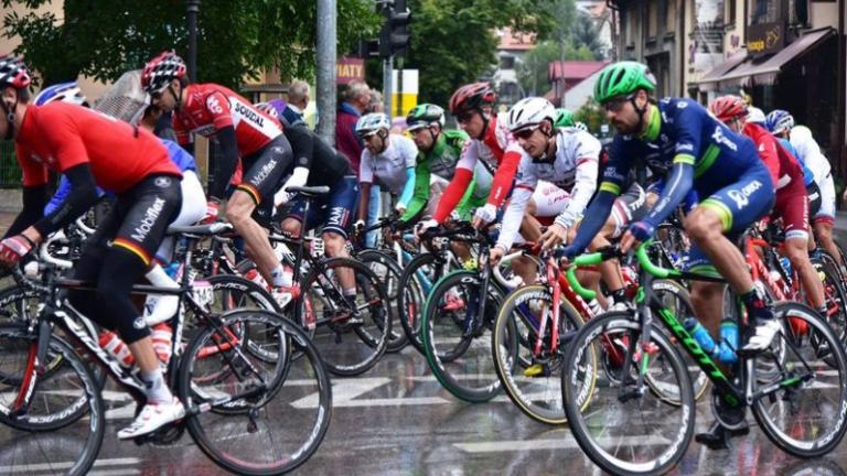 tour-de-polonia-wieliczka-brzegi-campus-misericordiae-czeslaw-lang-burmistrz-artur-koziol-etap-klasyk-kolarski-marczy-ski-9.jpg