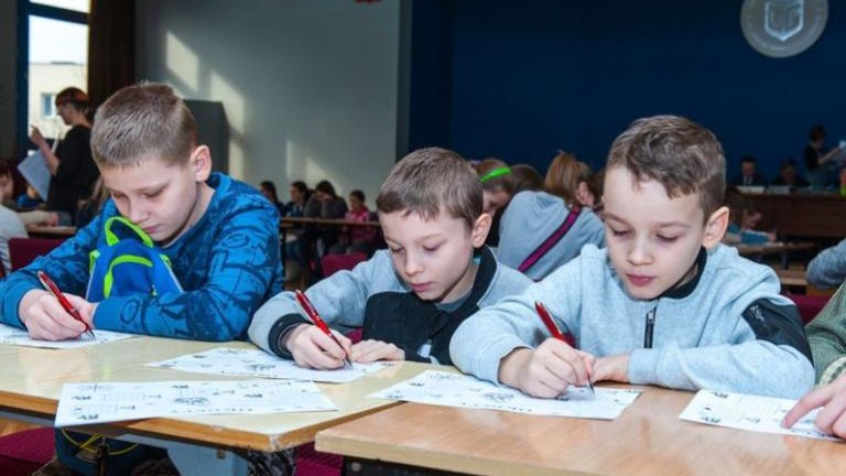 dzieci-ce-ferie-na-uniwersytecie-wieliczka-nauka-edukacja-uniwersytet-pedagogiczny-burmistrz-machnik-sleczka-17.jpg