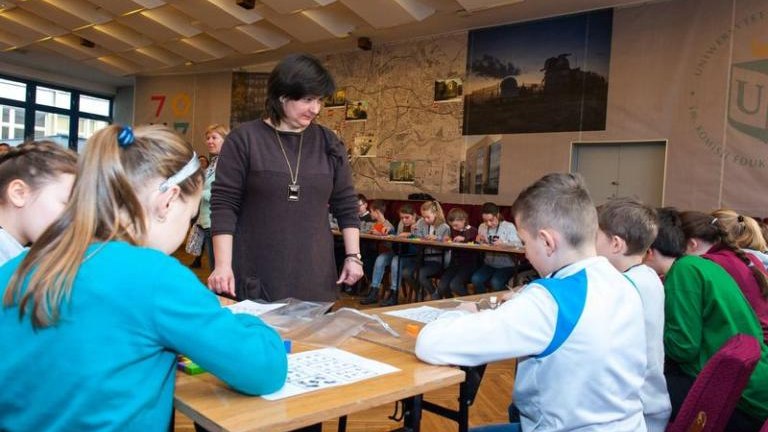 dzieci-ce-ferie-na-uniwersytecie-wieliczka-nauka-edukacja-uniwersytet-pedagogiczny-burmistrz-machnik-sleczka-21.jpg