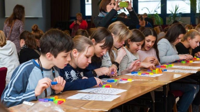 dzieci-ce-ferie-na-uniwersytecie-wieliczka-nauka-edukacja-uniwersytet-pedagogiczny-burmistrz-machnik-sleczka-25.jpg