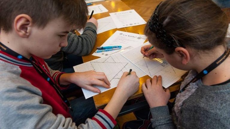 dzieci-ce-ferie-na-uniwersytecie-wieliczka-nauka-edukacja-uniwersytet-pedagogiczny-burmistrz-machnik-sleczka-34.jpg