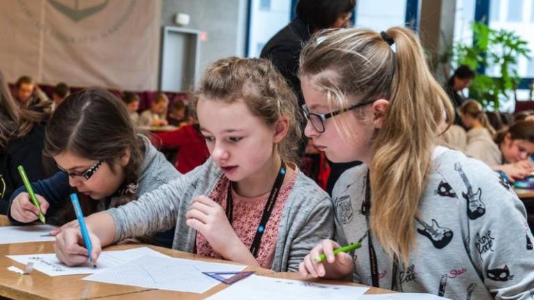 dzieci-ce-ferie-na-uniwersytecie-wieliczka-nauka-edukacja-uniwersytet-pedagogiczny-burmistrz-machnik-sleczka-38.jpg