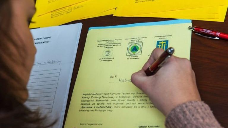 dzieci-ce-ferie-na-uniwersytecie-wieliczka-nauka-edukacja-uniwersytet-pedagogiczny-burmistrz-machnik-sleczka-49.jpg