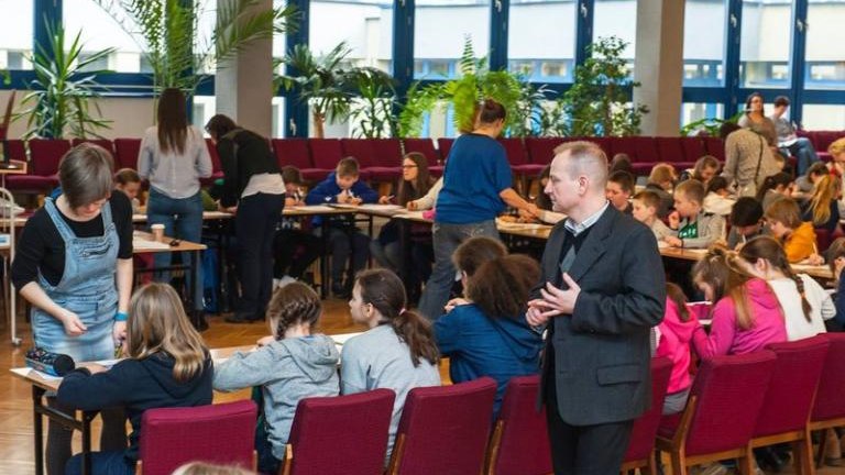 dzieci-ce-ferie-na-uniwersytecie-wieliczka-nauka-edukacja-uniwersytet-pedagogiczny-burmistrz-machnik-sleczka-50.jpg