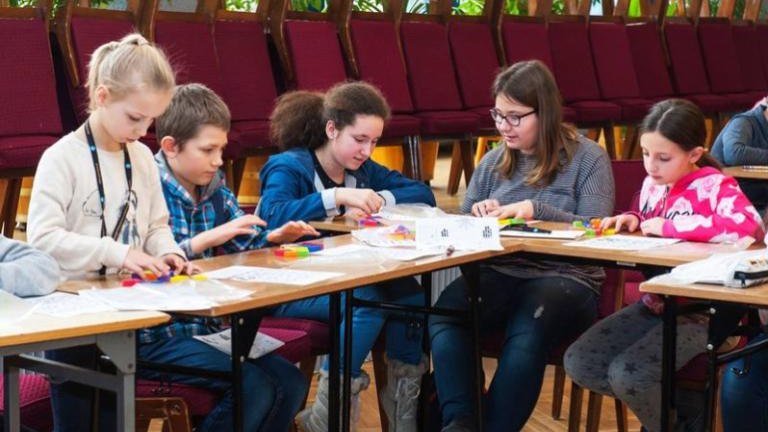 dzieci-ce-ferie-na-uniwersytecie-wieliczka-nauka-edukacja-uniwersytet-pedagogiczny-burmistrz-machnik-sleczka-56.jpg