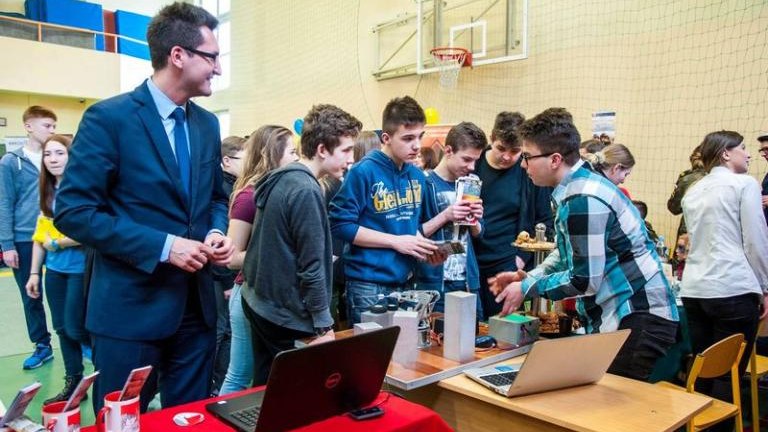 III-kozmickie-targi-edukacyjne-wieliczka-kozmice-wielkie-burmistrz-artur-koziol007.jpg