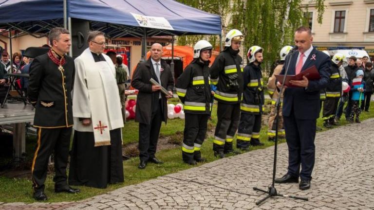 rocznica-uchwalenia-konstytucji-3-maja-artur-koziol-w-mundurze-orderu-swietego-sylwestra-wieliczka-odsloniecie-tablicy-amiotkowej-plac-kosciuszki-005.jpg