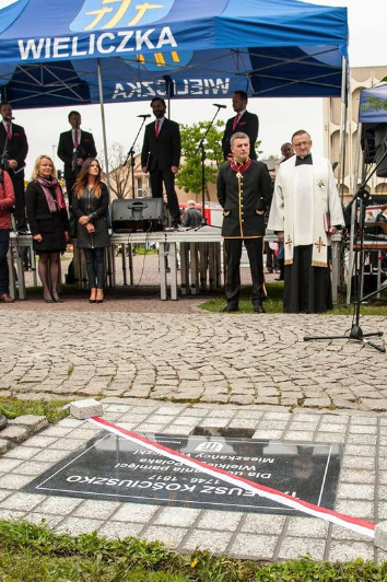 rocznica-uchwalenia-konstytucji-3-maja-artur-koziol-w-mundurze-orderu-swietego-sylwestra-wieliczka-odsloniecie-tablicy-amiotkowej-plac-kosciuszki-006.jpg