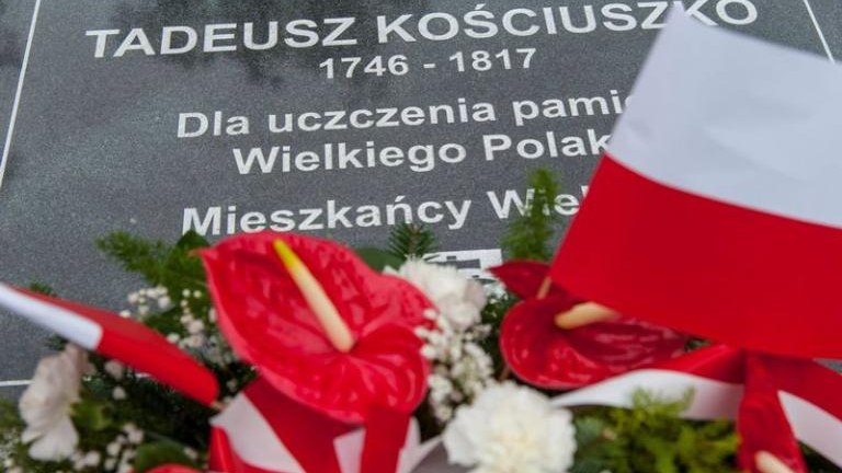 rocznica-uchwalenia-konstytucji-3-maja-artur-koziol-w-mundurze-orderu-swietego-sylwestra-wieliczka-odsloniecie-tablicy-amiotkowej-plac-kosciuszki-008.jpg