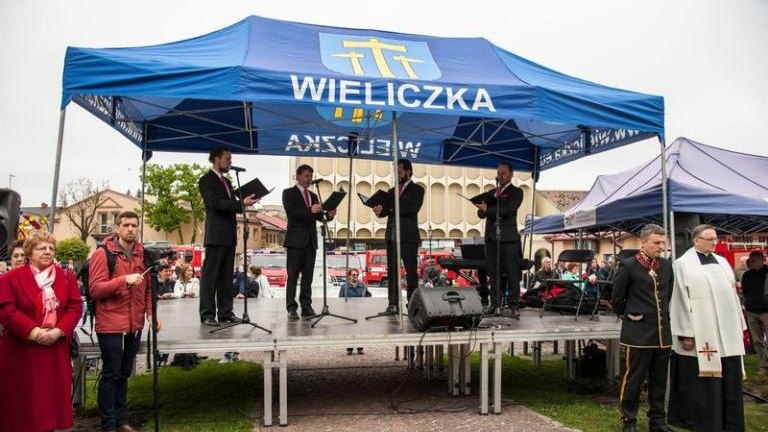 rocznica-uchwalenia-konstytucji-3-maja-artur-koziol-w-mundurze-orderu-swietego-sylwestra-wieliczka-odsloniecie-tablicy-amiotkowej-plac-kosciuszki-015.jpg