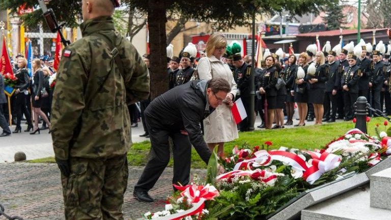 rocznica-uchwalenia-konstytucji-3-maja-artur-koziol-w-mundurze-orderu-swietego-sylwestra-wieliczka-odsloniecie-tablicy-amiotkowej-plac-kosciuszki-025.jpg