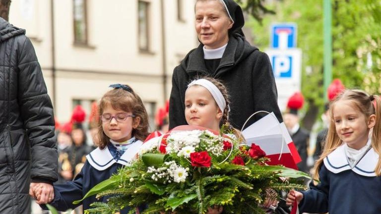 rocznica-uchwalenia-konstytucji-3-maja-artur-koziol-w-mundurze-orderu-swietego-sylwestra-wieliczka-odsloniecie-tablicy-amiotkowej-plac-kosciuszki-026.jpg