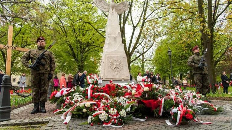 rocznica-uchwalenia-konstytucji-3-maja-artur-koziol-w-mundurze-orderu-swietego-sylwestra-wieliczka-odsloniecie-tablicy-amiotkowej-plac-kosciuszki-029.jpg