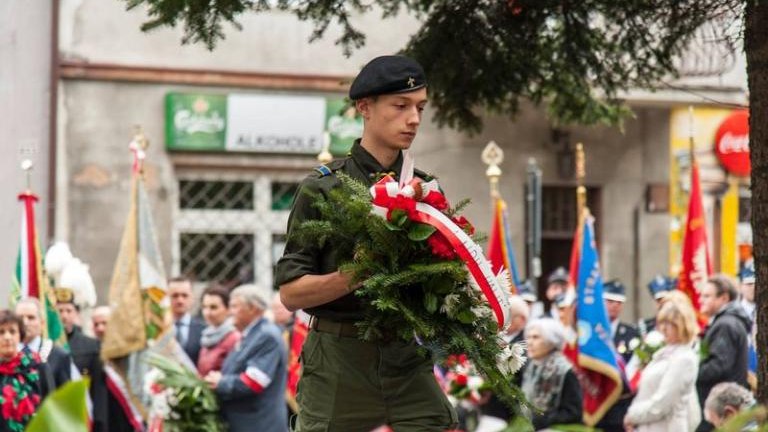 rocznica-uchwalenia-konstytucji-3-maja-artur-koziol-w-mundurze-orderu-swietego-sylwestra-wieliczka-odsloniecie-tablicy-amiotkowej-plac-kosciuszki-035.jpg