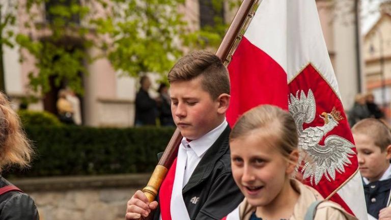 rocznica-uchwalenia-konstytucji-3-maja-artur-koziol-w-mundurze-orderu-swietego-sylwestra-wieliczka-odsloniecie-tablicy-amiotkowej-plac-kosciuszki-047.jpg