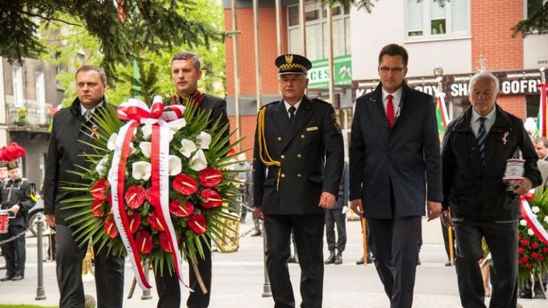 rocznica-uchwalenia-konstytucji-3-maja-artur-koziol-w-mundurze-orderu-swietego-sylwestra-wieliczka-odsloniecie-tablicy-amiotkowej-plac-kosciuszki-048.jpg