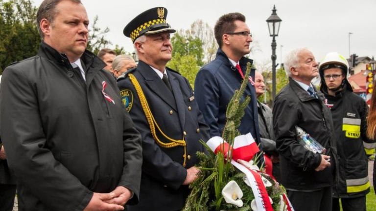 rocznica-uchwalenia-konstytucji-3-maja-artur-koziol-w-mundurze-orderu-swietego-sylwestra-wieliczka-odsloniecie-tablicy-amiotkowej-plac-kosciuszki-052.jpg