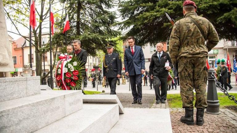 rocznica-uchwalenia-konstytucji-3-maja-artur-koziol-w-mundurze-orderu-swietego-sylwestra-wieliczka-odsloniecie-tablicy-amiotkowej-plac-kosciuszki-056.jpg
