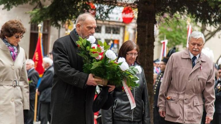 rocznica-uchwalenia-konstytucji-3-maja-artur-koziol-w-mundurze-orderu-swietego-sylwestra-wieliczka-odsloniecie-tablicy-amiotkowej-plac-kosciuszki-059.jpg