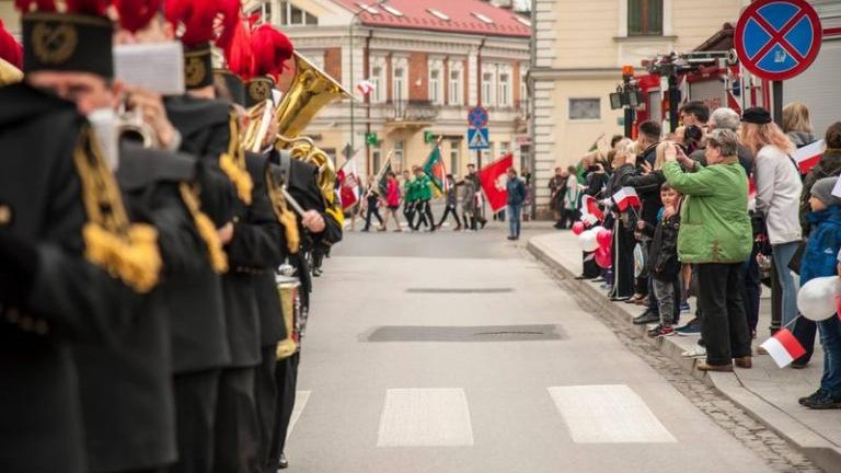 rocznica-uchwalenia-konstytucji-3-maja-artur-koziol-w-mundurze-orderu-swietego-sylwestra-wieliczka-odsloniecie-tablicy-amiotkowej-plac-kosciuszki-063.jpg