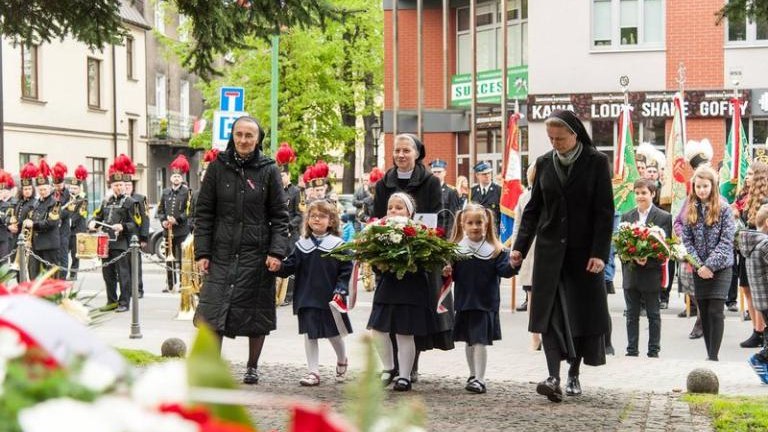 rocznica-uchwalenia-konstytucji-3-maja-artur-koziol-w-mundurze-orderu-swietego-sylwestra-wieliczka-odsloniecie-tablicy-amiotkowej-plac-kosciuszki-065.jpg