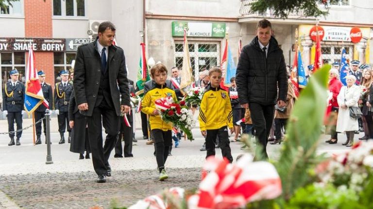 rocznica-uchwalenia-konstytucji-3-maja-artur-koziol-w-mundurze-orderu-swietego-sylwestra-wieliczka-odsloniecie-tablicy-amiotkowej-plac-kosciuszki-066.jpg