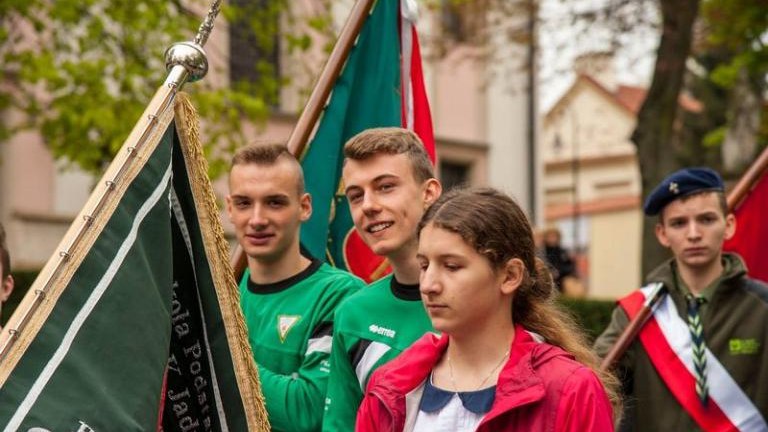 rocznica-uchwalenia-konstytucji-3-maja-artur-koziol-w-mundurze-orderu-swietego-sylwestra-wieliczka-odsloniecie-tablicy-amiotkowej-plac-kosciuszki-070.jpg