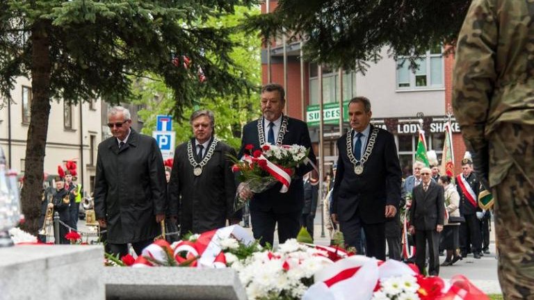 rocznica-uchwalenia-konstytucji-3-maja-artur-koziol-w-mundurze-orderu-swietego-sylwestra-wieliczka-odsloniecie-tablicy-amiotkowej-plac-kosciuszki-072.jpg