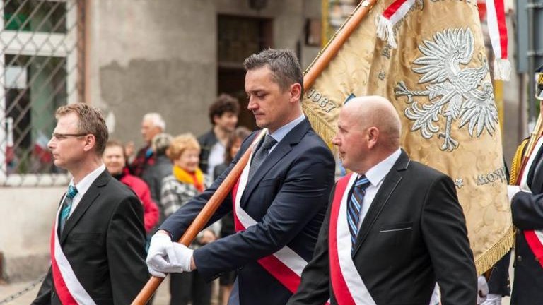 rocznica-uchwalenia-konstytucji-3-maja-artur-koziol-w-mundurze-orderu-swietego-sylwestra-wieliczka-odsloniecie-tablicy-amiotkowej-plac-kosciuszki-073.jpg
