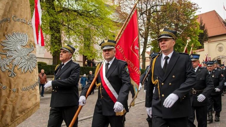 rocznica-uchwalenia-konstytucji-3-maja-artur-koziol-w-mundurze-orderu-swietego-sylwestra-wieliczka-odsloniecie-tablicy-amiotkowej-plac-kosciuszki-074.jpg