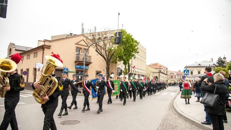 rocznica-uchwalenia-konstytucji-3-maja-artur-koziol-w-mundurze-orderu-swietego-sylwestra-wieliczka-odsloniecie-tablicy-amiotkowej-plac-kosciuszki-077.jpg