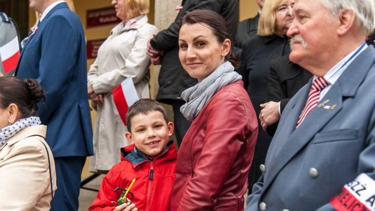 rocznica-uchwalenia-konstytucji-3-maja-artur-koziol-w-mundurze-orderu-swietego-sylwestra-wieliczka-odsloniecie-tablicy-amiotkowej-plac-kosciuszki-079.jpg