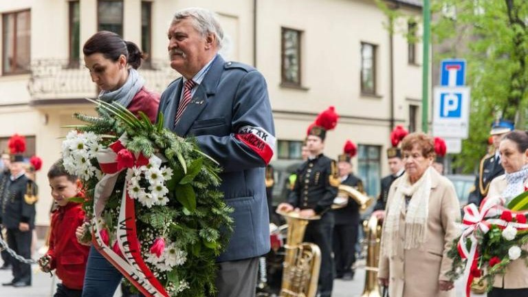 rocznica-uchwalenia-konstytucji-3-maja-artur-koziol-w-mundurze-orderu-swietego-sylwestra-wieliczka-odsloniecie-tablicy-amiotkowej-plac-kosciuszki-080.jpg