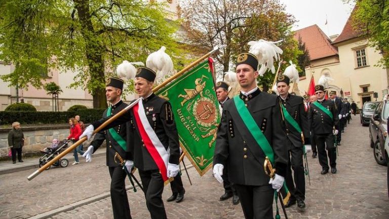 rocznica-uchwalenia-konstytucji-3-maja-artur-koziol-w-mundurze-orderu-swietego-sylwestra-wieliczka-odsloniecie-tablicy-amiotkowej-plac-kosciuszki-082.jpg