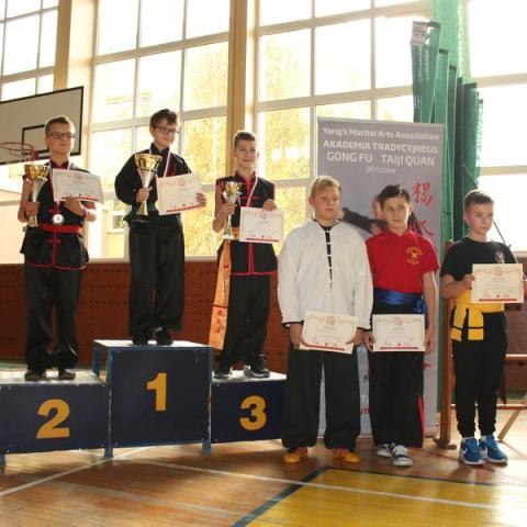 60 medali zawodników Szkoły Sztuk Walki Kung Fu „Lung” oraz  Młodzieżowego Klubu Kung Fu